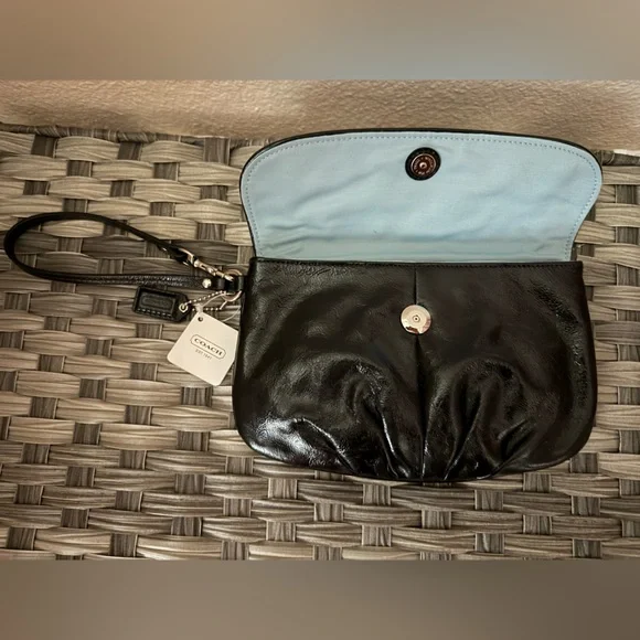NWT Coach Black Patent Leather Wristlet Clutch Bag w/ Card Slots & Blue Lining - Picture 4 of 11